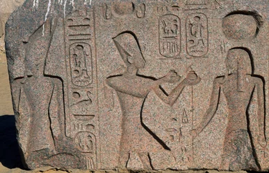 Bloque con relieves e inscripciones de Ramsés II, Gran Templo de Amón, Tanis, Egipto, Civilización egipcia, Reino Nuevo, Dinastía XIX