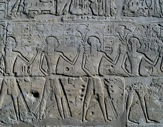 Personajes que simbolizan los distritos mineros trayendo sus tributos al dios, relieve, Patio de Ramsés II, Templo de Amón (Lista del Patrimonio Mundial de la Unesco