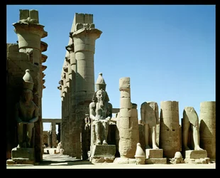 Colosos de Ramsés II (c.1279-1213 a.C.) y el Pilón de Amenofis III (1403-1365 a.C.), en el Patio Peristilo