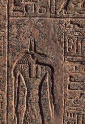Representación de Anubis, detalle de inscripción y relieve de Anubis y otro dios, sarcófago de Amenhotep, Menfis (Lista del Patrimonio Mundial de la Unesco