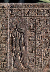 Representación de Anubis, detalle de inscripción y relieve de Anubis y otro dios, sarcófago de Amenhotep, Menfis (Lista del Patrimonio Mundial de la Unesco