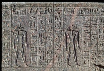 Representación de Anubis, detalle de inscripción y relieve de Anubis y otro dios, sarcófago de Amenhotep, Menfis, Egipto, Reino Nuevo, dinastía XIX