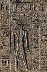 Representación de Horus, detalle de la inscripción y relieve de Thoth y Horus, sarcófago de Amenhotep, Menfis (Lista del Patrimonio Mundial de la Unesco