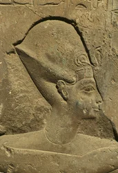 (detalle) de un relieve que representa la cabeza de un faraón (piedra)