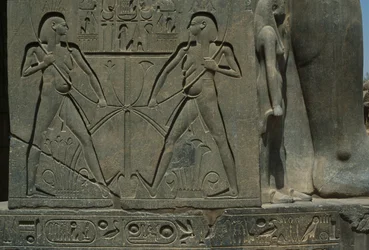 Relieve que representa a dos hombres (detalle)
