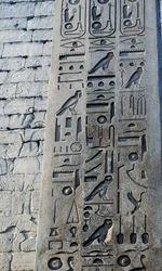 Detalle del obelisco de granito rosa, altura 25 metros, encargado por Ramsés II, Templo de Amón, Complejo del Templo de Karnak, Luxor, Tebas (Patrimonio de la Humanidad de la UNESCO