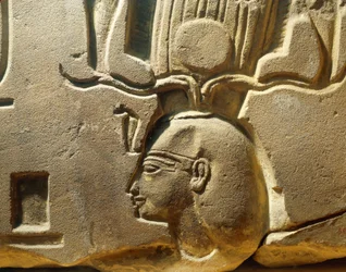 Egipto, Luxor, antigua Tebas, valle de Assasif, fragmento de relieve que representa a Ramsés II y cartuchos