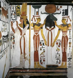 Egipto, Tebas, Luxor, Valle de las Reinas, Tumba de Nefertari, Anexo a la antecámara, pinturas murales, Reina ante entidad divina que representa a Osiris descansando en Ra en círculo de diosas Isis y Neftis