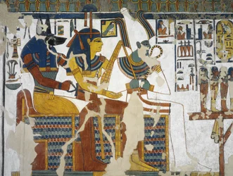 Egipto, Tebas, Luxor, Valle de las Reinas, Tumba de Nefertari, pintura mural de Anubis, Isis y Osiris en la cámara funeraria de la dinastía XIX