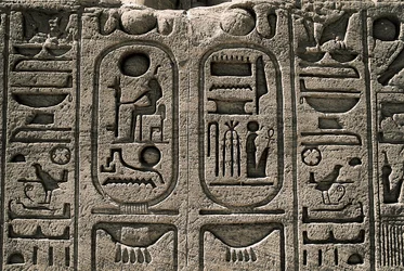 Antigüedad Egipcia: relieve del Templo de Ramsés II. 1271-1256 a.C., Abu Simbel, Asuán, Egipto