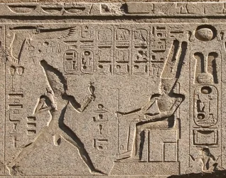 Antigüedad egipcia: detalle del arquitrabe decorado con la representación del faraón Ramsés II honrando al dios Amón y jeroglíficos, templo del faraón Ramsés II en Luxor. Orilla Este (Tebas), Egipto