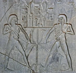 Antigüedad egipcia: detalle de la base de la estatua del Faraón Ramsés II (1292-1186 a.C.) que representa la unión del Alto y Bajo Egipto. Templo de Luxor. Ribera Este (Tebas), Egipto