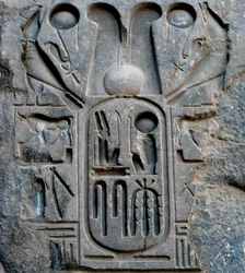 Antigüedad egipcia: detalle del cartucho del faraón Ramsés II (1292-1186 a. C.). Templo de Luxor. Orilla oriental (Tebas), Egipto