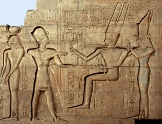 Antigüedad egipcia: relieve que representa al faraón Ramsés II ante dos de las deidades de la tríada tebana, Amón y Mut; templo funerario dedicado al faraón Ramsés II (1279-1213 a. C.), yacimiento del Ramesseum en Luxor, Egipto.