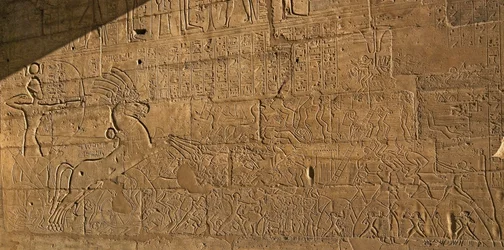 Antigüedades egipcias: vista de los relieves que celebran las hazañas de Ramsés II durante la Batalla de Qadesh en 1274 a.C., Templo funerario dedicado al faraón Ramsés II
