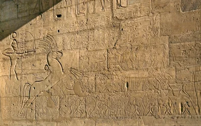 Antigüedad egipcia: vista de los relieves que celebran las hazañas de Ramsés II durante la Batalla de Qadesh en 1274 a.C., Templo Memorial dedicado al faraón Ramsés II, sitio de Ramesseum en Luxor, Egipto