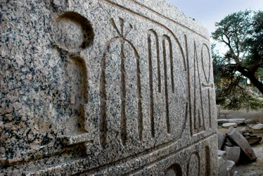 Antigüedades egipcias: base de la estatua colosal de granito de Asuán del faraón Ramsés II; Templo funerario dedicado al faraón Ramsés II