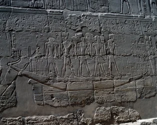 Barca funeraria, detalle de escenas de ofrendas a los dioses, relieve, paredes interiores de la Gran Sala Hipóstila, complejo del templo de Karnak (Lista del Patrimonio Mundial de la Unesco