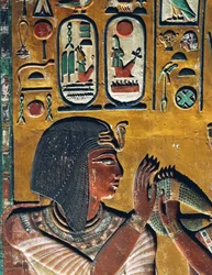 La diosa Hathor ofrece su collar al faraón (bajo relieve)