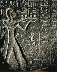 Estatua de granito que representa al príncipe Merneptah en adoración, dedicada al dios Ptah