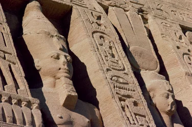 Cabezas de Ramsés II y Hathor/Nefertari en la fachada del Templo de la Reina Nefertari, Nuevo Reino, c.1250 a.C. (detalle)
