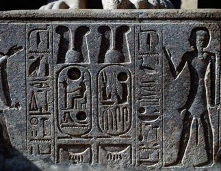 Jeroglíficos, detalle de pezuña de estatua colosal de rey, Patio de Ramsés II, Templo de Amón (Lista del Patrimonio Mundial de la Unesco