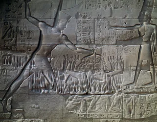 Prisioneros libios, relieve, muro exterior de la Gran Sala Hipóstila, Templo de Amón, Complejo del Templo de Karnak (Lista del Patrimonio Mundial de la Unesco