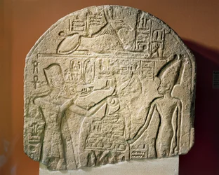 Estela de piedra caliza que representa a Ramsés II ofreciendo incienso y papiro a la diosa Astarté.