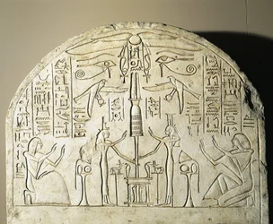 Estela de piedra caliza de Perinefer, con Isis y Neftis adorando un fetiche que representa a Osiris, procedente de Abidos, reinado de Ramsés II.