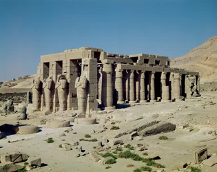 Figuras osiríacas de Ramsés II (1279-1213 a.C.) flanqueando las paredes del Segundo Patio, Nuevo Reino