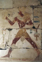 Relieve pintado que representa a un faraón, Templo de Ramsés II, Abidos, Egipto, Civilización egipcia, Reino Nuevo, Dinastía XIX (foto)