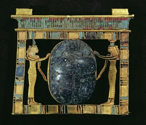 Pectoral del visir, Paser, con un escarabajo flanqueado por las diosas Isis y Neftis, del Serapeum en Menfis, Nuevo Reino