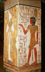 Pilar que representa a Osiris y un sacerdote con piel de pantera, de la Tumba de Nefertari, Nuevo Reino