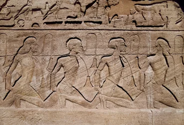 Prisioneros que ilustran las victorias del faraón Ramsés II, bajorrelieve en la entrada del gran templo de Ramsés II, Egipto, Abu Simbel