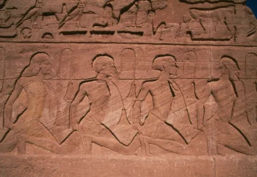Prisioneros del Norte, bajorrelieve en la base de los gigantes del Gran Templo de Ramsés II, Abu Simbel (Lista del Patrimonio Mundial de la UNESCO
