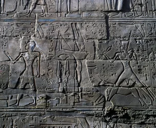 La reina Hatshepsut ante el dios Amón, detalle de escenas de ofrendas a los dioses, relieve, paredes interiores de la Gran Sala Hipóstila, complejo del templo de Karnak (Lista del Patrimonio Mundial de la Unesco