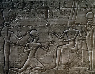 Ramsés II delante de Amón-Ra, relieve, Gran Sala Hipóstila, Templo de Amón, Complejo del Templo de Karnak (Lista del Patrimonio Mundial de la Unesco).