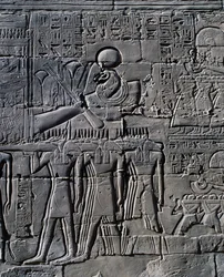 Ramsés II delante de la barca sagrada, relieve, paredes interiores de la Gran Sala Hipóstila, complejo de templos de Karnak (Lista del Patrimonio Mundial de la Unesco