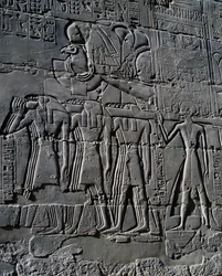 Ramsés II delante de la barca sagrada, relieve, paredes interiores de la Gran Sala Hipóstila, complejo de templos de Karnak (Lista del Patrimonio Mundial de la Unesco