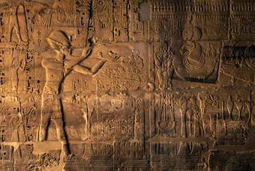 Ramsés II haciendo sacrificios delante de la barca sagrada,Karnak, Egipto (relieve)