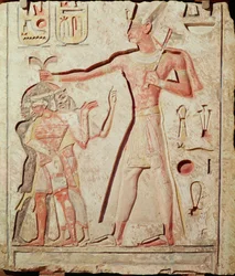 Ramsés (1279 - 1213 a.C.) golpeando a sus enemigos (relieve de piedra caliza pintada, 19ª Dinastía)