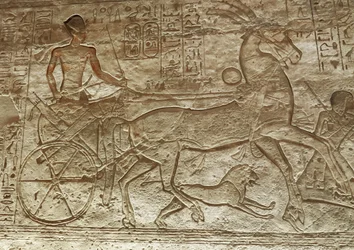 Ramsés II en su carro, gran templo de Abu Simbel (relieve)