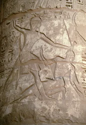 Ramsés sujetando a sus enemigos asiáticos por el pelo mientras se prepara para matarlos, relieve, Templo de Seti I, Kanais, Egipto, Civilización egipcia, Reino Nuevo, Dinastía XIX (foto)