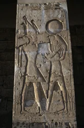 Relieve que representa al faraón con el dios Horus, pórtico del templo de Seti I