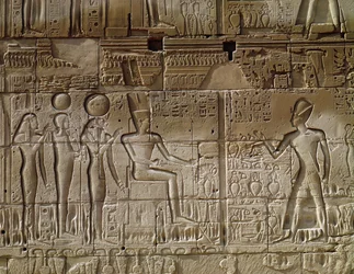 Relieve que representa a Seti I (c. 1294-1279 a. C.) haciendo una ofrenda a Amón, del muro exterior norte de la sala hipóstila, Imperio Nuevo