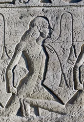 Relieve que representa a prisioneros negros y asiáticos de la batalla de Kadesh, detalle de la base de los tronos de la fachada del Gran Templo de Ramsés II, Abu Simbel (Lista del Patrimonio Mundial de la Unesco).