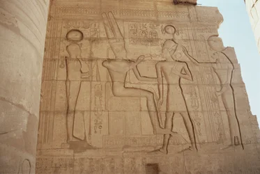Relieve que representa a la diosa con cabeza de leona Mut presentando a Ramsés II a un Amón entronizado, quien le da un ankh, del Gran Salón Hipóstilo, Nuevo Reino