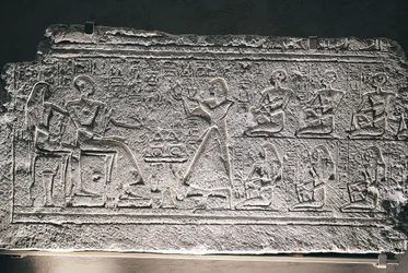 Relieve de Ptahotep y Tauseret de Saqqara, la pareja recibiendo ofertas de su hijo mayor Amenheb y otros hijos.