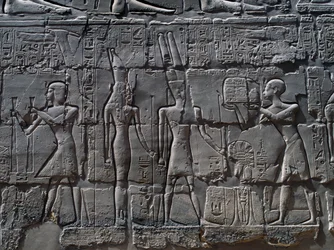 Escenas de ofrendas a los dioses, relieve, paredes interiores de la Gran Sala Hipóstila, complejo del templo de Karnak (Lista del Patrimonio Mundial de la Unesco