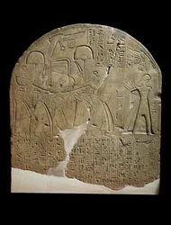 Estela dedicada a Isis por el supervisor de obras en los Templos de Ramsés II en Koptos, que representa al Rey ofreciendo incienso al barco sagrado de Isis, llevado por sacerdotes